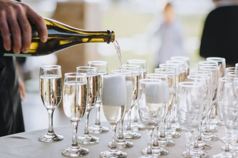How Much Does an Open Bar at a Wedding Cost?