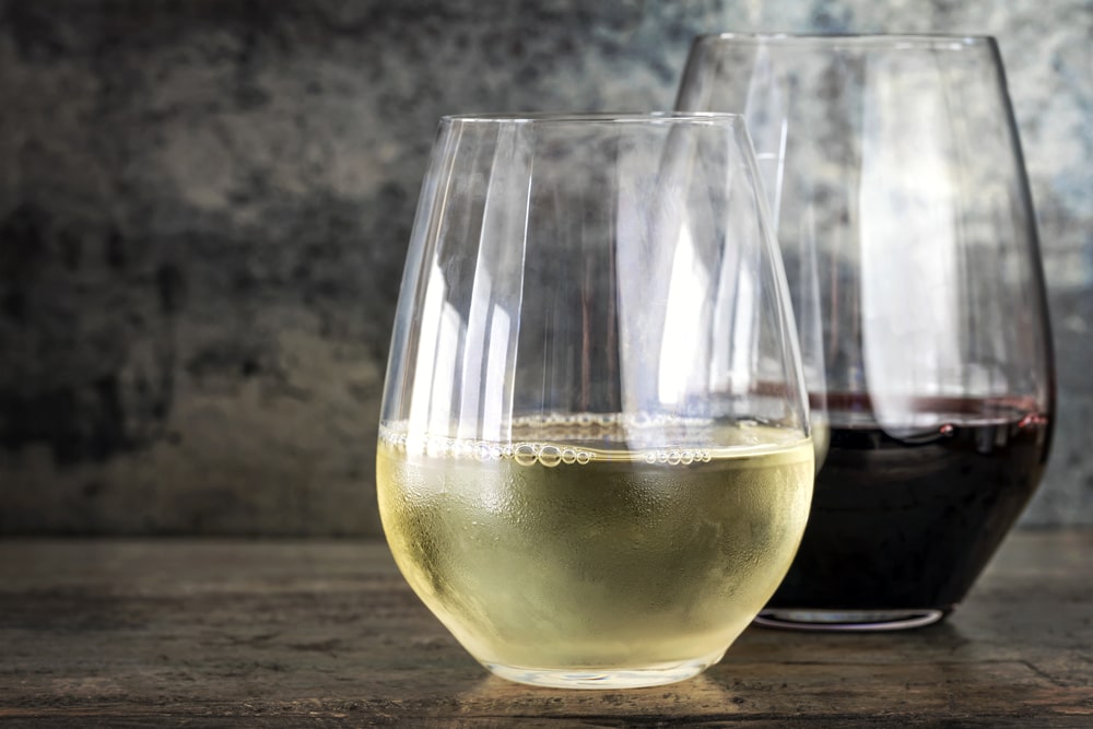 Stemless glasses with white and red wine