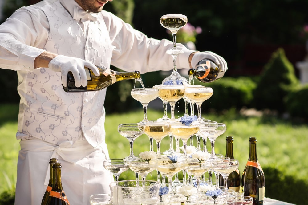 How Much Does an Open Bar at a Wedding Cost?