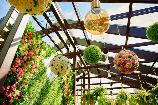 Flower balls are hanging from the ceiling Decor made of flowers.