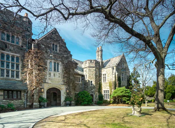 Landscape view of the entrance to Skylands Manor