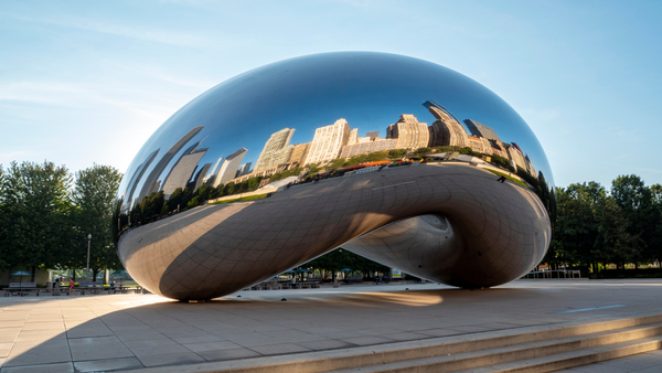 The mirrored sculpture popularly known as the Bean Chicago