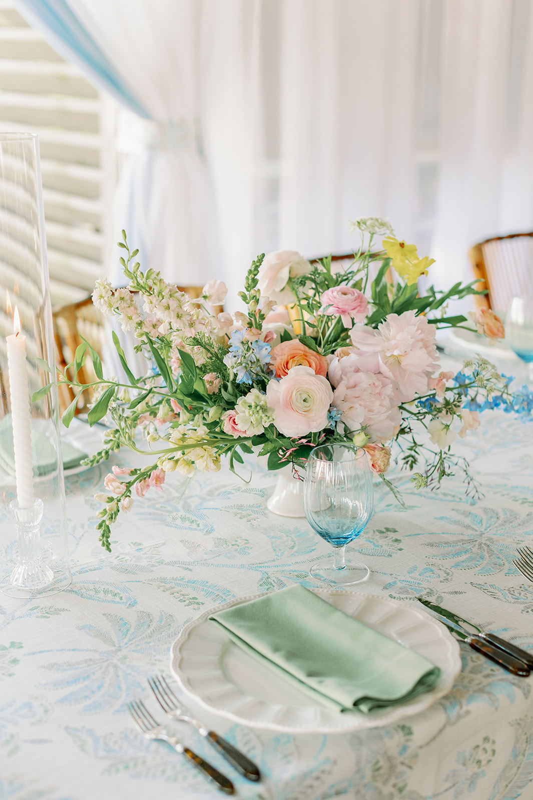 Elegant place setting with mint napkin and patterned linen